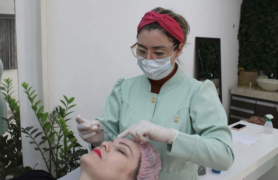 Dra. Juliana Escolari realizando procedimento estético