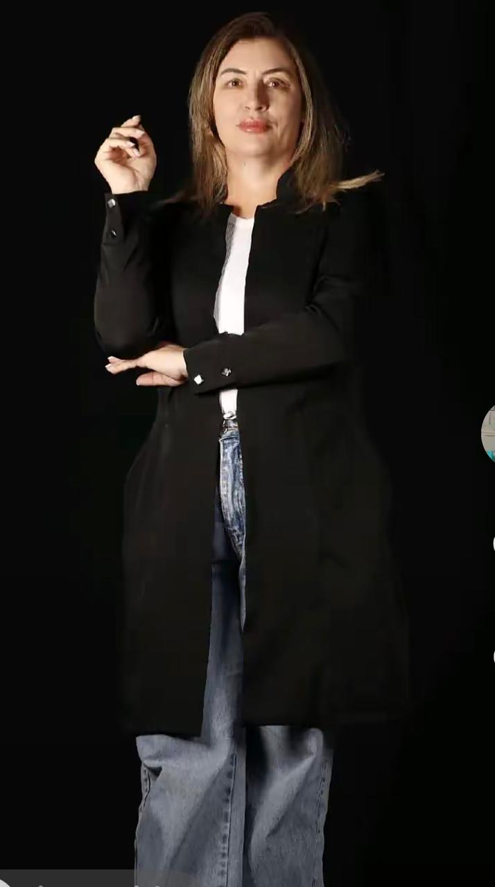 Dra. Juliana Escolari em foto profissional